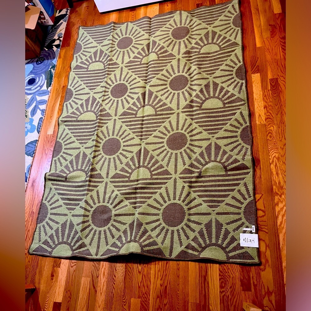 Urban Outfitters Sun Geo Indoor/Outdoor Rug 5’ x 7’ NWT - Picture 8 of 15